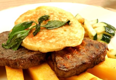 Hovězí steak se sýrovou čepicí
